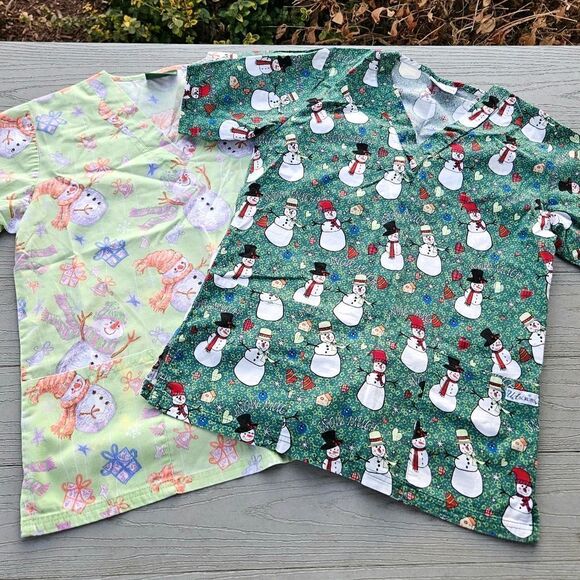 UA SCRUB TOPS V Neck CHRISTMAS SET Of 2, SNOWMEN TOPS LARGE NEW Festive - Picture 14 of 14